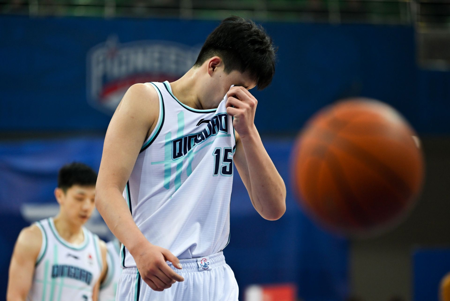 开云体育中国官网-清晨NBA常规赛焦点战；里昂官宣签约；话题不断；临场指挥获称赞